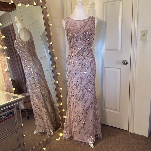 MAC DUGGAL
Sleeveless Embellished Boat Neck Gown - Picture 5 of 15